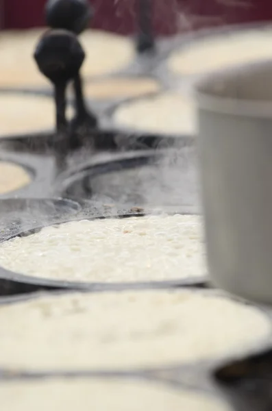 Voorbereiding van pannenkoeken — Stockfoto