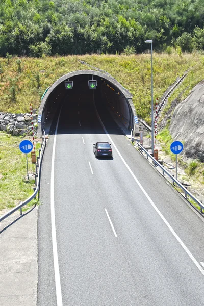 在公路上的隧道 — 图库照片