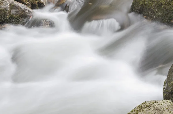 Dağ nehri — Stok fotoğraf