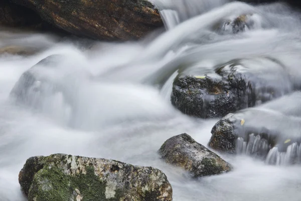 Río de montaña — Foto de Stock