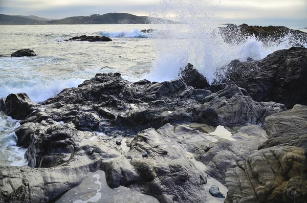 Ondas em rochas — Fotografia de Stock