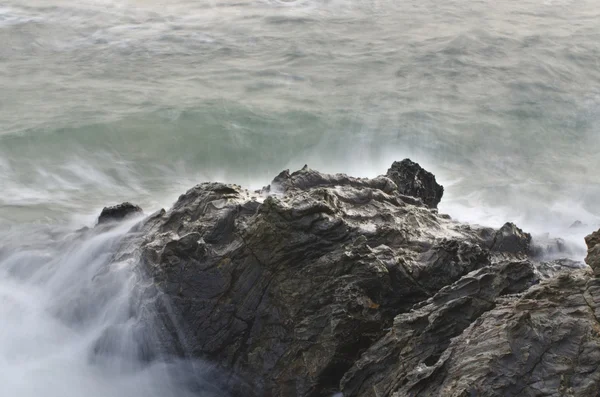 Golven op de rotsen — Stockfoto