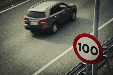 Yol işareti için hız sınırı