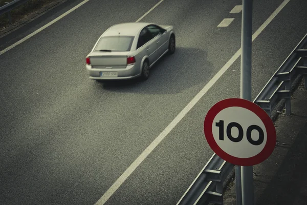 Znak drogowy dla ograniczenia prędkości — Zdjęcie stockowe