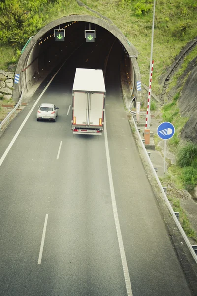 Tunnel auf der Autobahn — Stockfoto