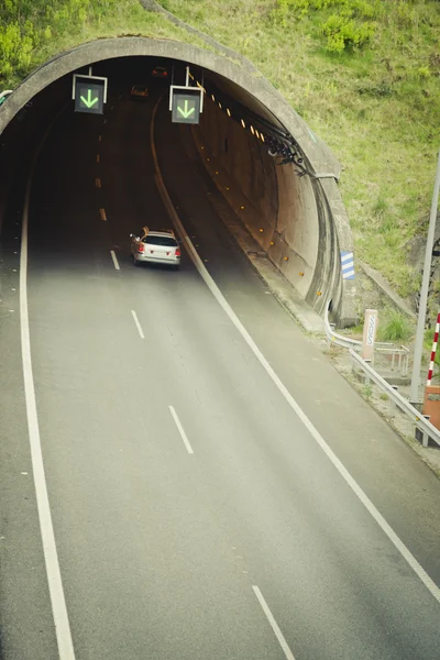 Tunnel på motorvägen — Stockfoto