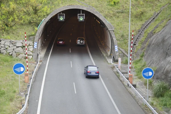 Tunnel sull'autostrada Foto Stock
