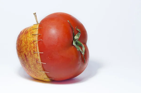 Maçã e tomate agrafados — Fotografia de Stock