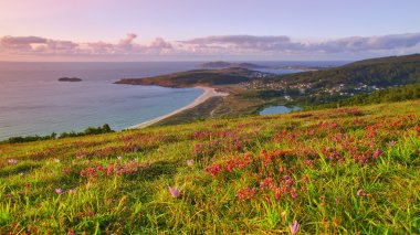 Sahilde günbatımı.