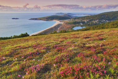 Sahilde günbatımı.