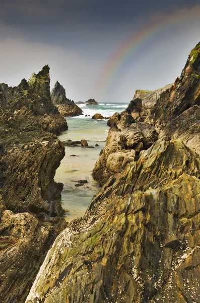 Regenboog aan de kust — Stockfoto