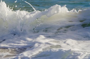 Splash dalga sahilde.