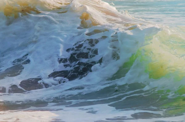 Splash wave sulla spiaggia . — Foto Stock