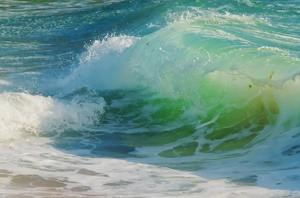 Šplouchnutí vlny na pláži. — Stock fotografie