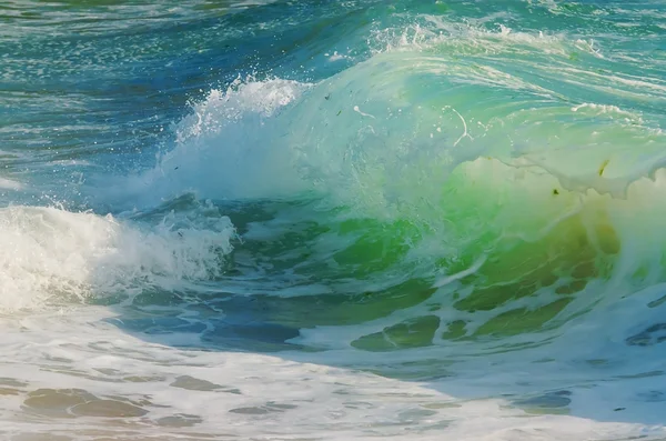 Splash våg på stranden. — Stockfoto