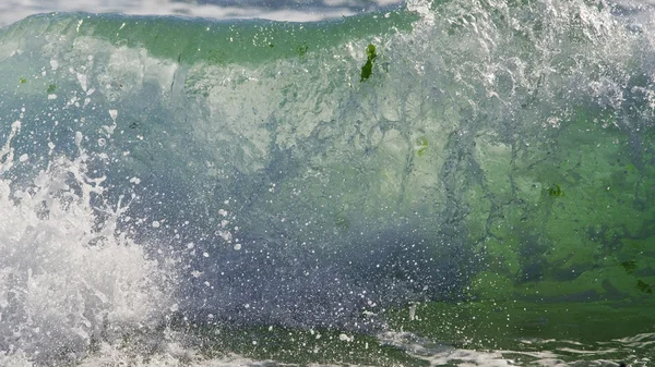 Fala Splash na plaży. — Zdjęcie stockowe