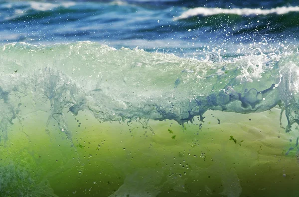 Fala Splash na plaży. — Zdjęcie stockowe