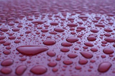 su damlaları ile-metalleri