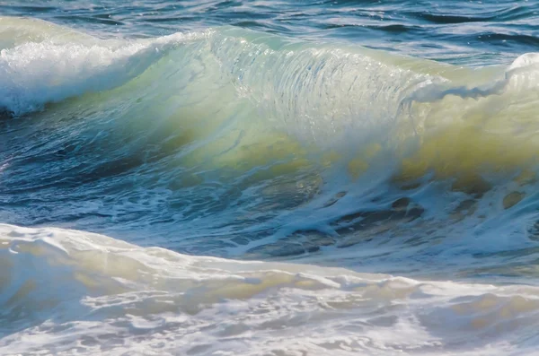 Splash våg på stranden. — Stockfoto