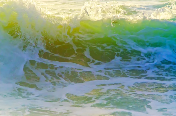 Splash wave sulla spiaggia . — Foto Stock
