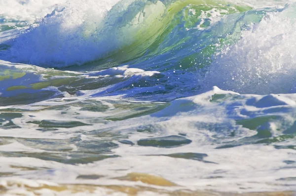 Splash våg på stranden. — Stockfoto