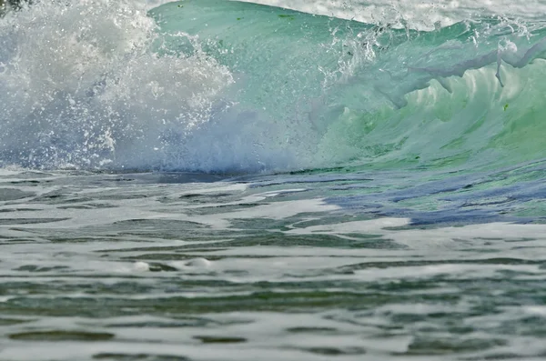 Onda de salpicos na praia . — Fotografia de Stock