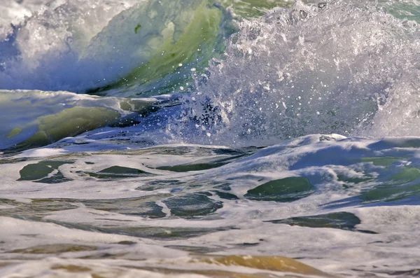 Splash våg på stranden. — Stockfoto