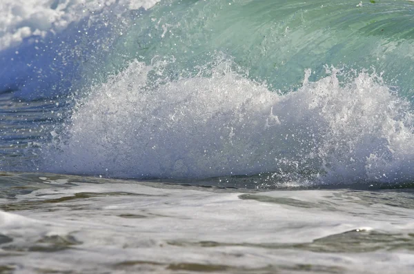 Fala Splash na wybrzeżu — Zdjęcie stockowe
