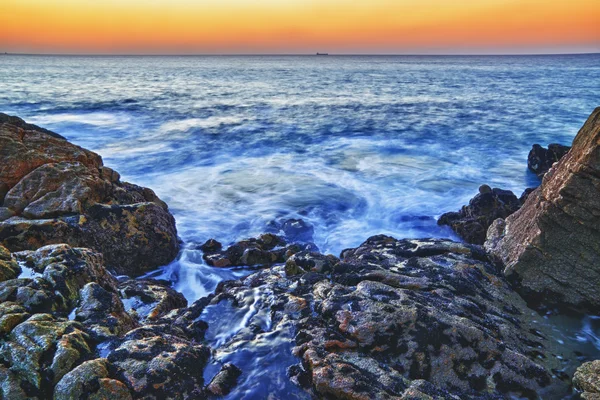 Pôr do sol na costa atlântica . — Fotografia de Stock