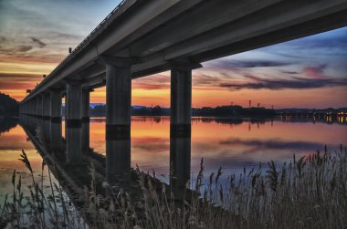 gün batımında beton köprü