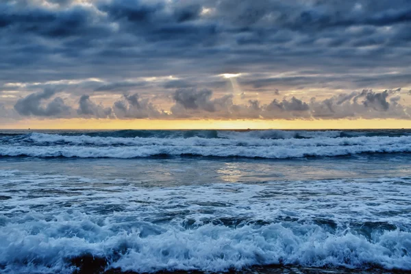 Západ slunce na pobřeží Atlantského oceánu. — Stock fotografie