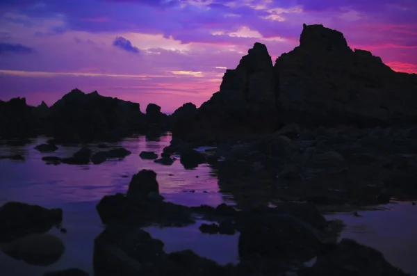 Kayaların üzerinden günbatımı — Stok fotoğraf