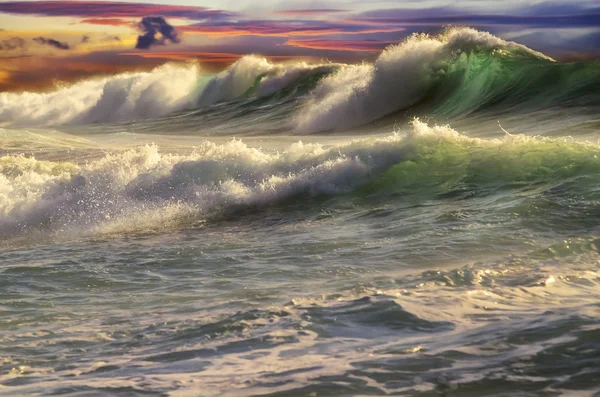 Große Wellen im Meer lizenzfreie Stockbilder
