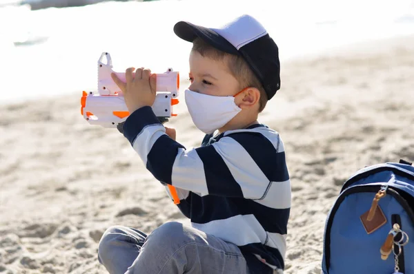 Lindo Niño Preescolar Cuatro Años Con Una Máscara Protectora Algodón — Foto de Stock