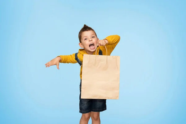 Liten Söt Pojke Innehav Hantverk Paket Isolerad Bakgrunden — Stockfoto