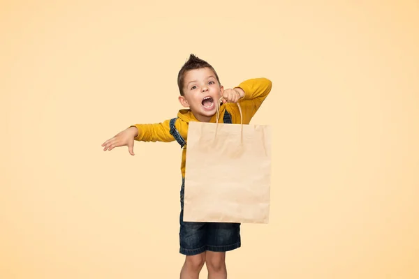 Liten Söt Pojke Innehav Hantverk Paket Isolerad Bakgrunden — Stockfoto