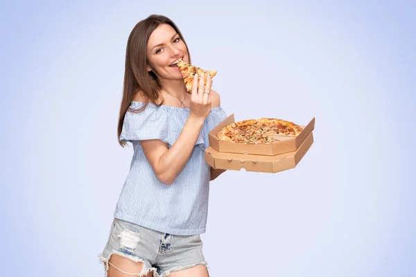 Mooie Jonge Lachende Vrouw Een Strohoed Blauwe Top Met Een — Stockfoto