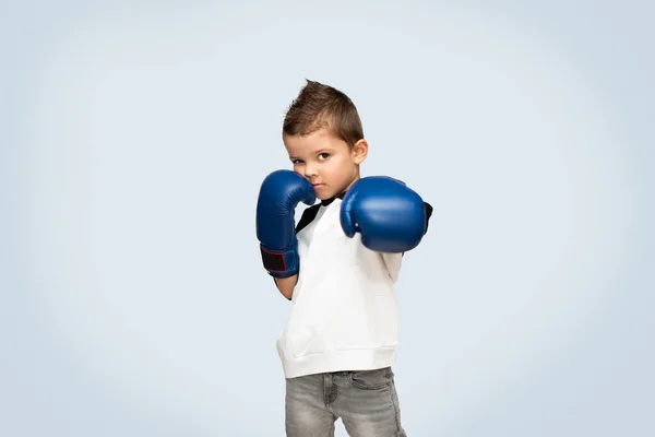 Liten Sportig Pojke Med Tuppkam Huvudet Blå Boxningshandskar Och Svart — Stockfoto