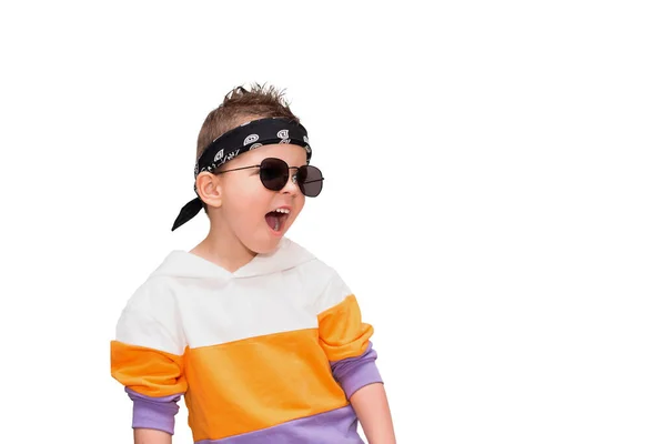 Liten Cool Pojke Snygga Kläder Och Solglasögon Skriker — Stockfoto