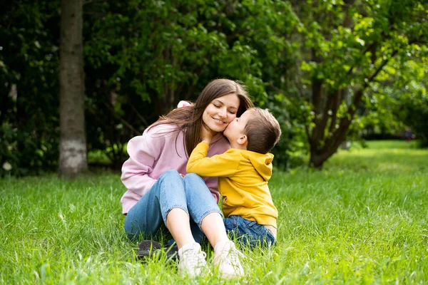 Ung Kvinna Mamma Sitter Grönt Gräs Sommarparken Med Pojke Son — Stockfoto