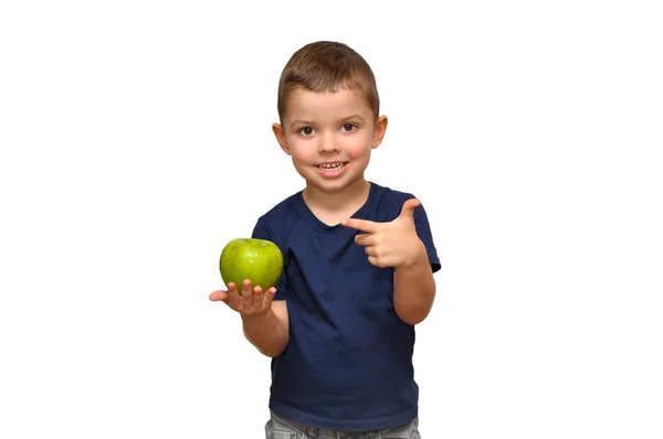 Lindo Chico Divertido Con Una Camiseta Azul Sostiene Una Manzana —  Fotos de Stock