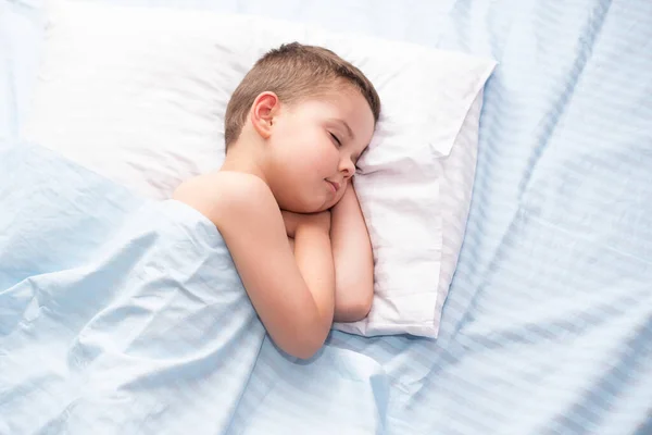 Aranyos Négy Éves Kisgyerek Alszik Nyugodt Friss Kék Ágynemű Fehér — Stock Fotó