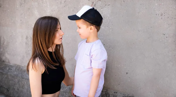 Joven Hermosa Madre Está Hablando Con Pequeño Hijo Sobre Fondo — Foto de Stock