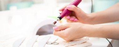 Değirmen makinesiyle eski kabuklu jöle cilasını çıkarıyorum. Değirmen makineli ev manikürü..