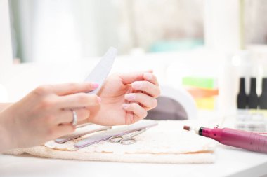 Tırnak törpüsüyle eski jöle cilasını çıkarıyorum. Tırnak törpülü ev manikürü. Çivi kalıbının tabanını sökün. Tırnak plakasını parlatıyorum..