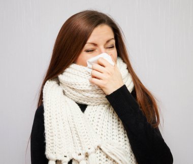 Burnunu üfleme Fularlı genç kız