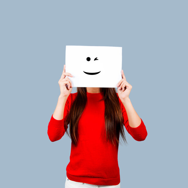 Бумага с нарисованным лицом, которая подмигивает
