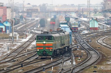 Yük lokomotifi tren istasyonundan geçiyor.