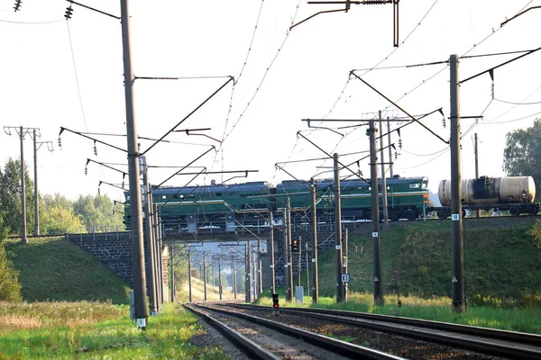 Demiryolu köprüsünde bir yük treni