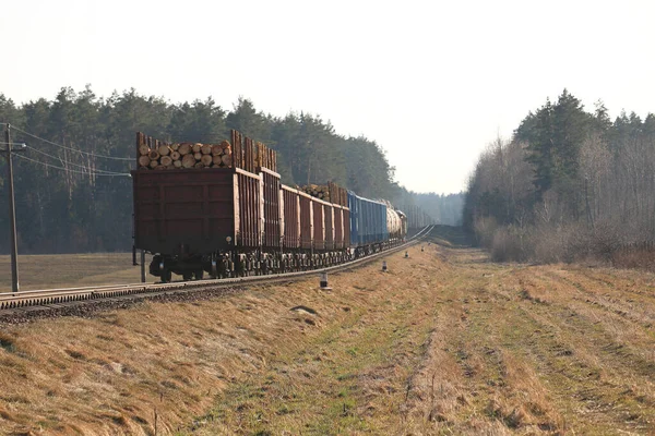 Günbatımında yük treni